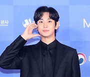 [2024 뉴시스 한류엑스포] 포즈 취하는 김수현