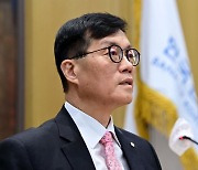 금통위 주재하는 이창용 한국은행 총재