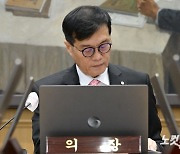 금융통화위원회 주재하는 이창용 총재