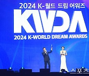 [ST포토] 전현무-장도연, '2024 케이 월드 드림 어워즈' 시작합니다