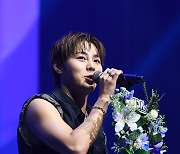 [ST포토] 하성운, '베스트 퍼포먼스상 받았어요'