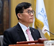 금융통화위원회 주재하는 이창용 총재