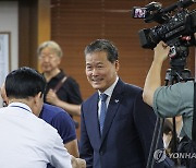 외신기자클럽 회원들과 인사하는 김영호 통일부 장관