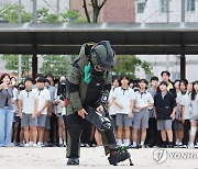 학교 운동장에 떨어진 드론 폭발물