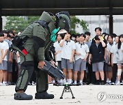 학교 운동장에 떨어진 드론 폭발물