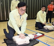 심폐소생술 교육받는 우원식 국회의장