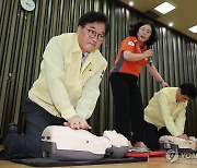 심폐소생술 교육받는 우원식 국회의장