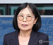 입장 밝히는 최태원 회장 동거인 측 변호인