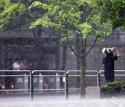 주말에도 폭염·열대야 '찜통더위'…전국 곳곳 소나기