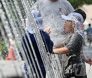 낮 35도 더위 속 최대 40㎜ 소나기…바닷물 높아 '침수유의' [내일날씨]