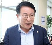 경찰 조사 마치고 취재진 질의에 답변하는 정헌율 익산시장