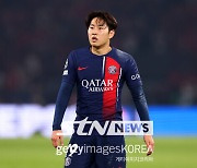 공 돌리는 PSG 이강인, "팬 분들이 나를 더 좋은 선수로 만들어 주신다"