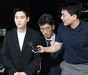 ‘전동 스쿠터 음주 운전’ BTS 슈가 경찰 출석…“진심으로 반성”