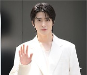 [MD포토] NCT 재현 '훈훈한 손인사'