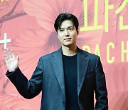 [MD포토] 이민호 '멋스러운 손인사'