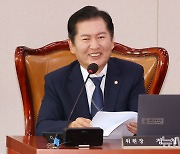 미소짓는 정청래 법사위원장