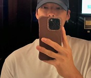 ‘신민아♥’ 김우빈, 어깨 얼마나 넓으면..화면에 다 못 담는 ‘태평양 어깨’