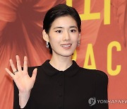 포즈 취하는 정은채