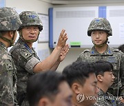 레이다 감시 임무 현황 보고받는 이영수 공군참모총장