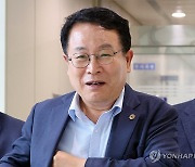 경찰조사 마치고 나오는 정헌율 익산시장