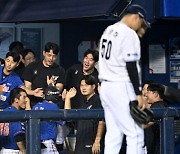 [포토] 역전 득점 장진혁 맞이하는 김서현과 아쉬워하는 이영하