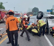 안산에서 인력업체 승합차 전복사고, 일용직 5명 숨져