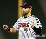 오스틴, 올 시즌 첫 30홈런-100타점…LG, 키움 7-0 완파