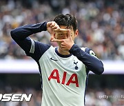 캡틴 손흥민 ‘시즌 1호 찰칵 세리머니’…토트넘 전반전 2-0 리드