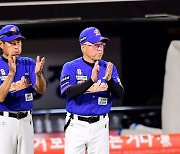 승장 김경문 감독 "선수들 포기하지 않았다…이상규 오랜만에 승리 축하한다"