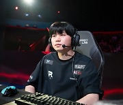 '스몰더 성장' 완성시킨 KT, 화력 폭발... T1 상대 2세트 잡고 '승부 원점' [LCK PO]