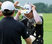 [포토]박지영,계속되는 축하 꽃잎과 물세레