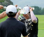 [포토]박지영,폭염 날리는 우승 축하 물세레