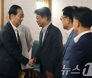 박상우 장관과 인사나누는 한덕수 총리