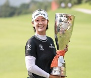 [STN포토]박지영, 한화클래식2024 우승 트로피 번쩍