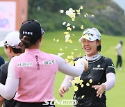 [STN포토]박지영-박현경, 축하 꽃세례로 기쁨 만끽