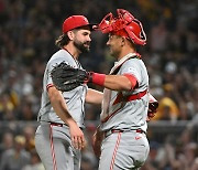 ‘단발 변신’ 켈리, MLB 복귀전서 3이닝 세이브