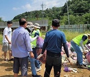 공무원들, 땡볕에 2톤 쓰레기 뒤졌다…대체 무슨 일