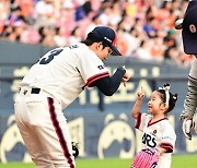 허경민, 사랑스런 딸과 함께 1500경기 출장 기념 시구 [사진]