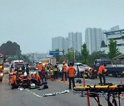 ‘정원 초과’ 인력업체 승합차 전복…주말 출근 외국인 노동자 등 5명 사망