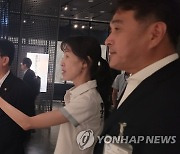 조선통신사 기록물 살피는 최응천 국가유산청장