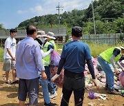 폭염에 2t 쓰레기 1시간 뒤진 안동 공무원들…뭘 찾으려고?