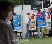 [포토]중앙의료원 노조 선전전 지켜보는 환자