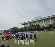 축구로 만난 여야, 사이좋게 한 골씩…"정치도 축구처럼"