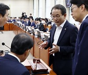 김 여사 명품백·독립관장 두고 정무위서 난타전…27일 운영위서 2차전