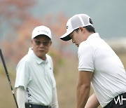 [mhn포토] 김황중 아나, 전설 이강선프로가 지켜보고 있다