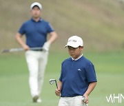 [mhn포토] 김온유, 아버지가 와야 클럽을 정한다