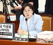 뉴라이트 김문수 사퇴 촉구 종이 붙인 정혜경 의원