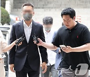 '두 번째 구속 기로' 김영준 회장, 취재진 질문에 묵묵부답