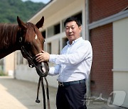 '기록 제조기' 김영관 조교사, 한국 경마 첫 1500승 달성