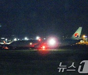 제주공항 운항 재개…'활주로 길막' 대한항공機 2시간만에 견인(종합)